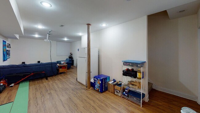 Building Photo - Three Bed Graduate Hospital Apartment