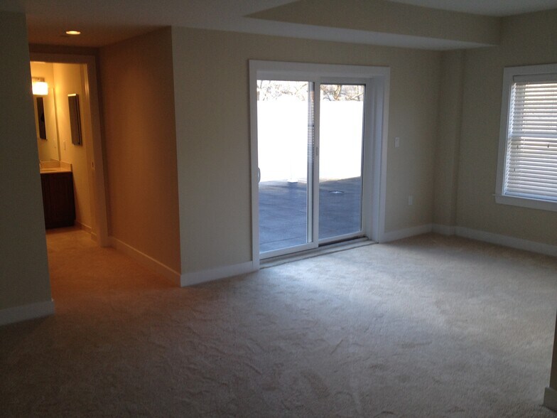 Building Photo - 321 Hammond Pond Pky