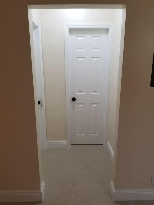 Building Photo - 105 S Riverside Dr