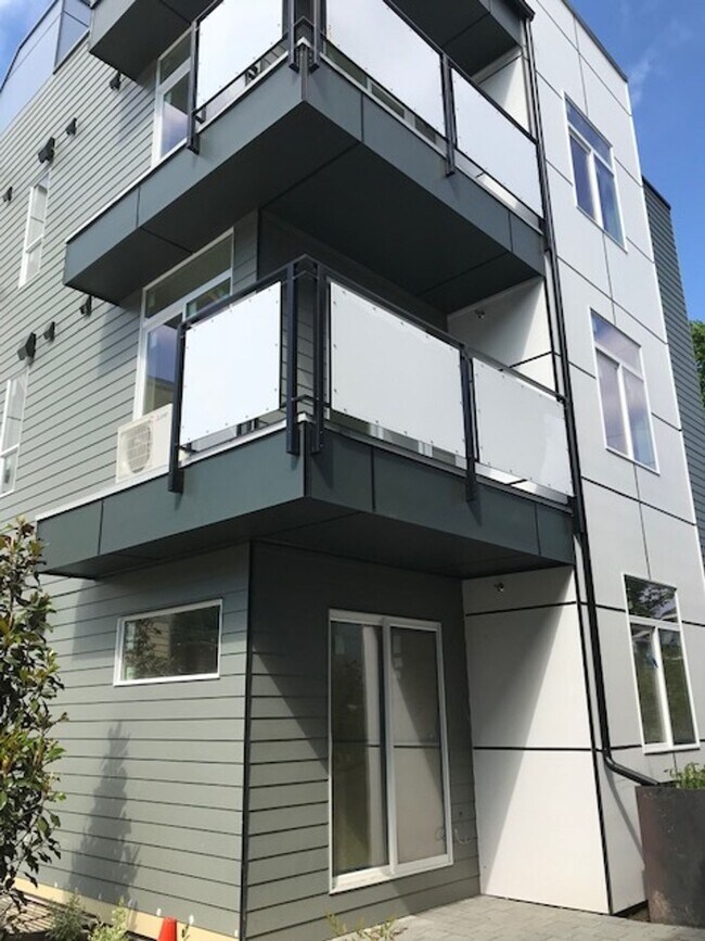 Building Photo - Junior Apartments