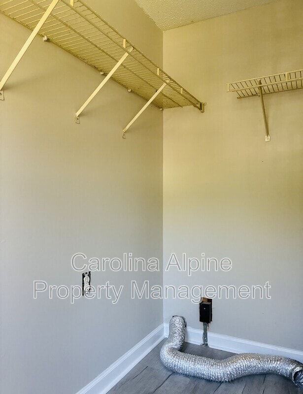 Building Photo - 618 Modena St