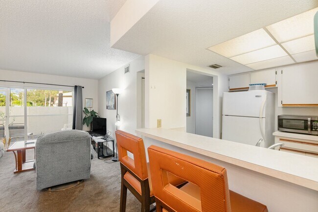 Building Photo - Furnished Seasonal Condo