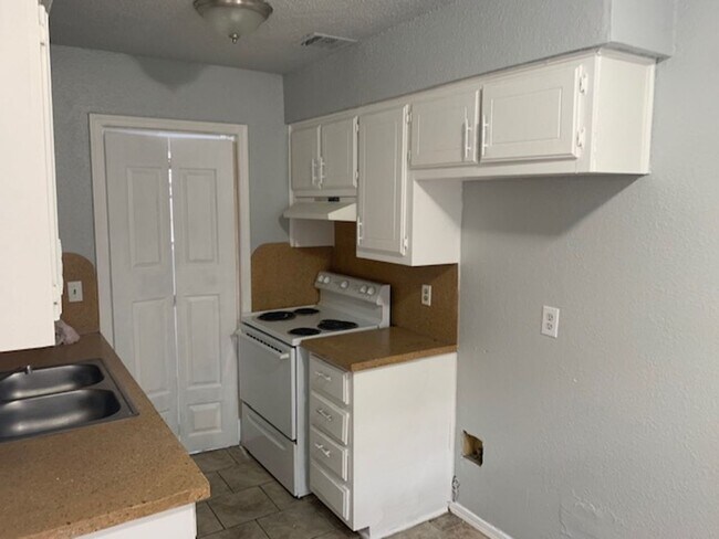 Building Photo - 2 Bedroom Townhome