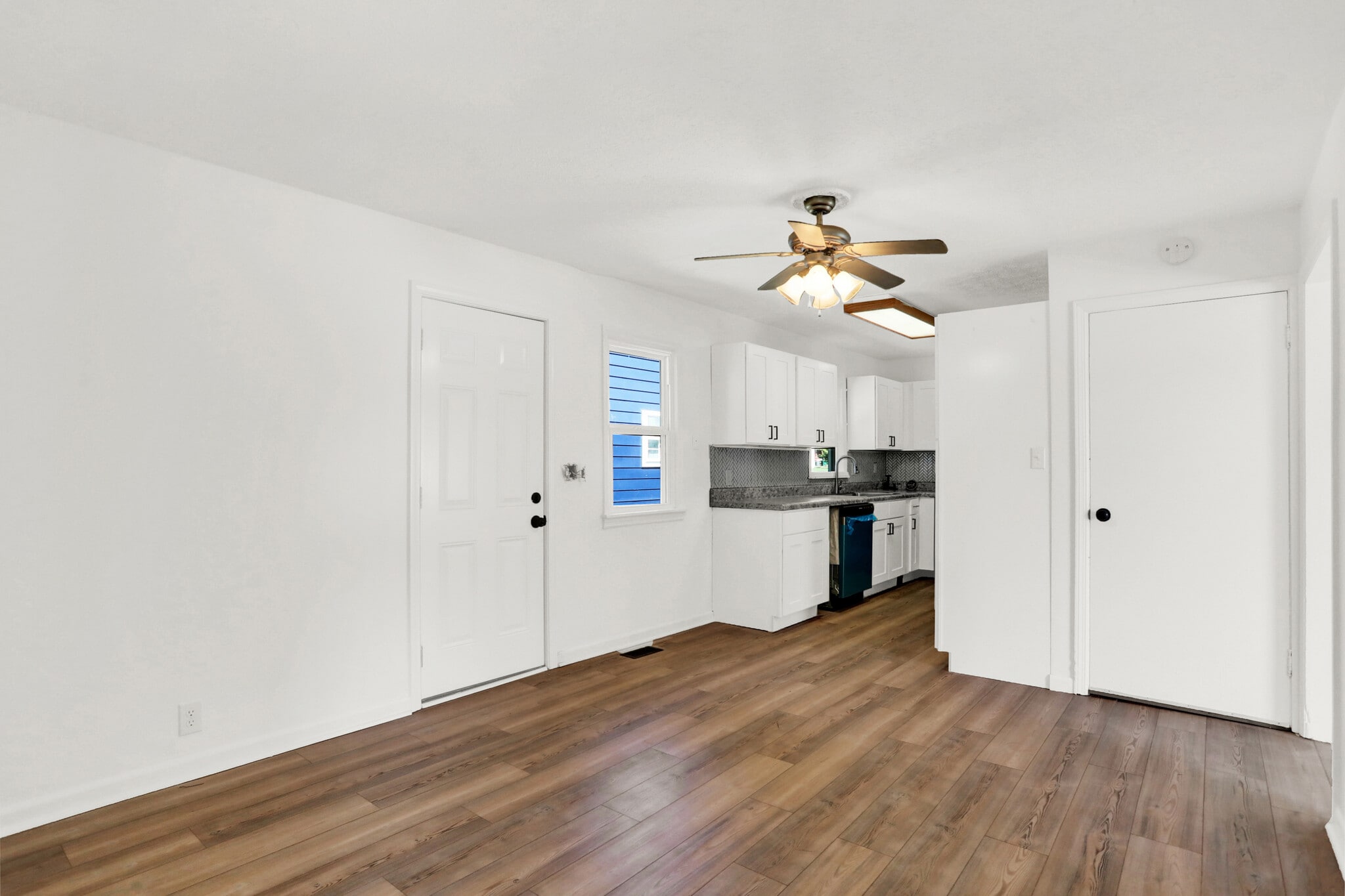 Dining nook looking into the kitchen - 898 Glendale Dr