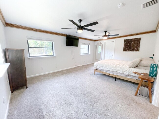 Building Photo - 6432 SE Clairmont Pl