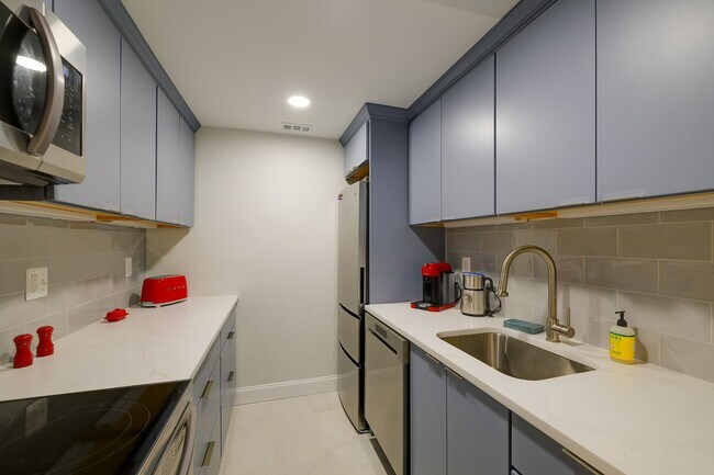 Building Photo - Turnkey Furnished 1 Bed Steps from the U.S. Capitol