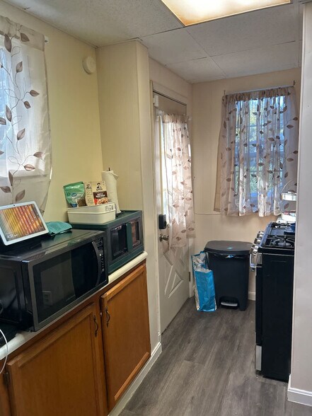 Building Photo - 160 Stafford Ave