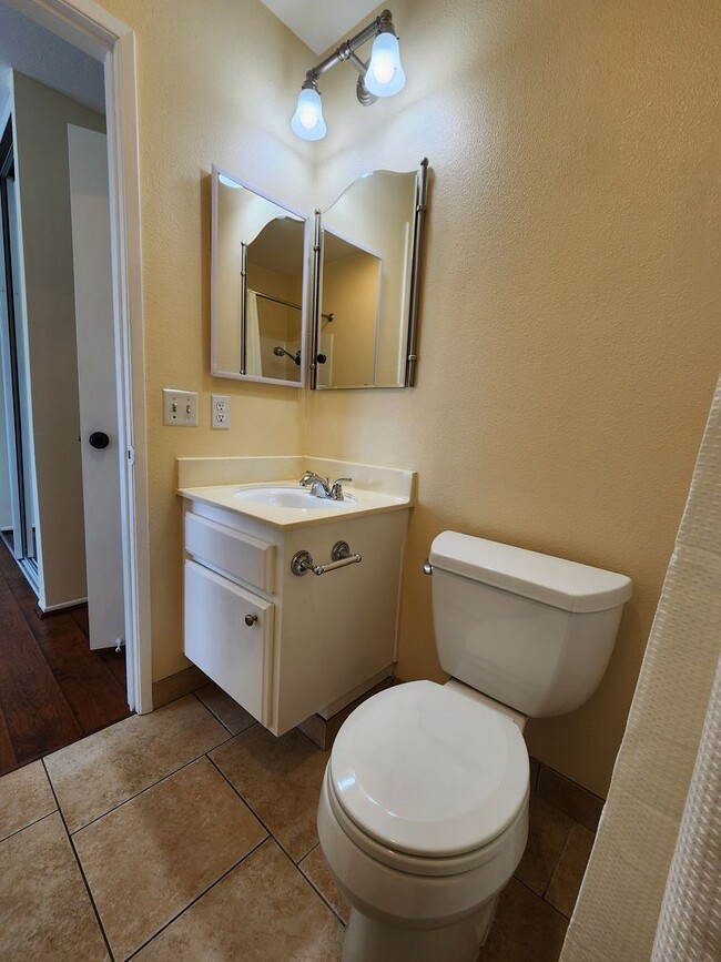 Building Photo - Bright & Beautiful Home Nestled Near Nature and Conveniences