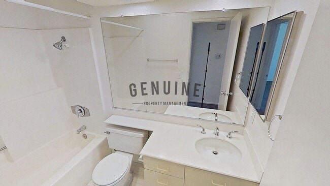 Building Photo - Charming 1Bd Upstairs Condo w/ Den & Garage