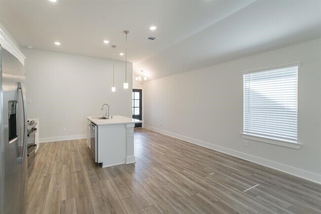 Building Photo - 10626 Whitejacket