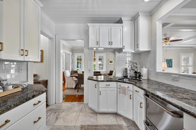 Building Photo - 235 10th Ave NE