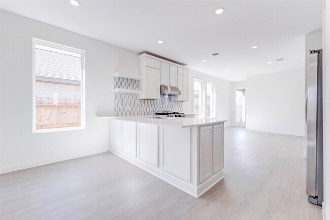 Building Photo - 27410 Sweetwater Bay Dr