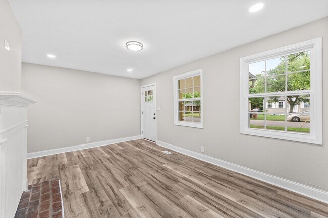 Building Photo - Freshly Renovated 2 Bed, 1 Bath – Prime Location Near Downtown Knoxville!