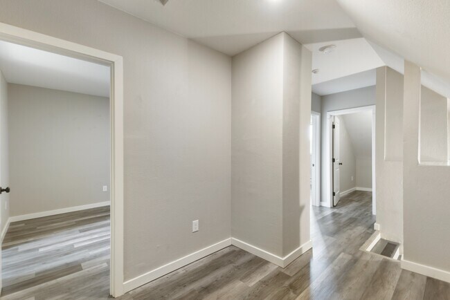 Building Photo - Charming 3BR Home in Heart of Tacoma - Modern Amenities & Prime Location!