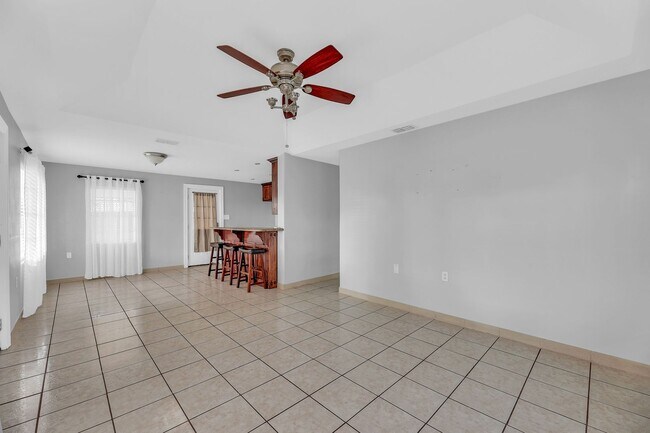 Building Photo - SPACIOUS! LOCATION!