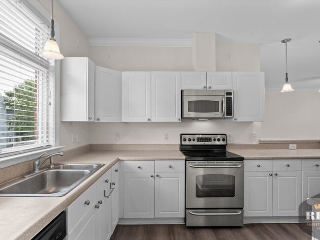 Building Photo - 3 Story Townhome, New Wood Floors, Great W...