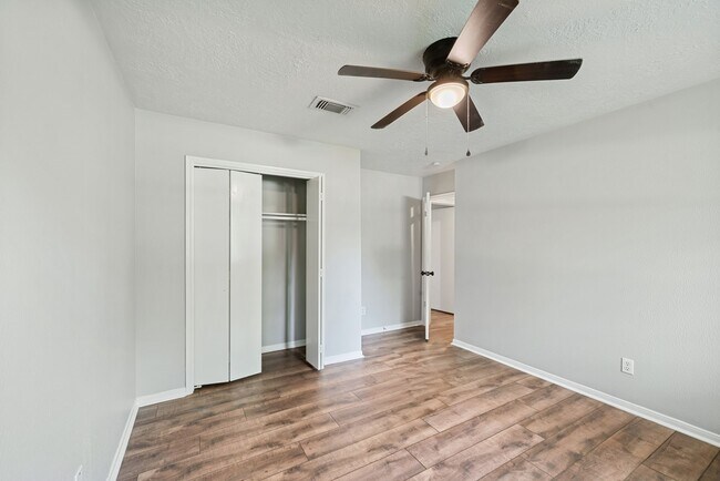 Building Photo - 801 Thornwood Dr