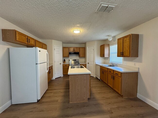 Building Photo - Spacious and Comfortable House for Lease