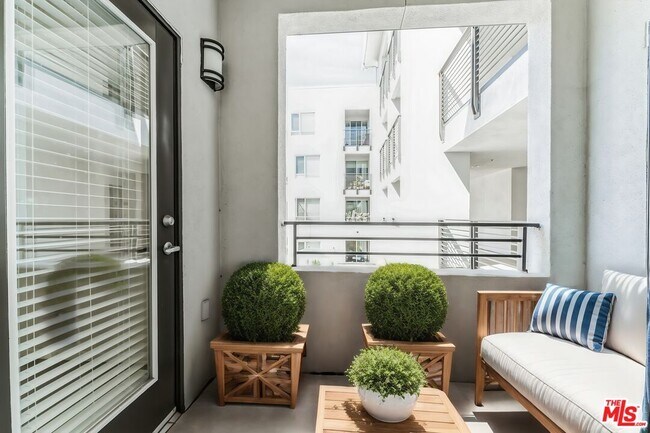 Building Photo - 6400 Crescent Prk E