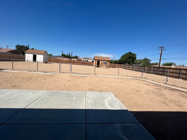 Building Photo - 3 Bedroom 2 Bathroom Available now!