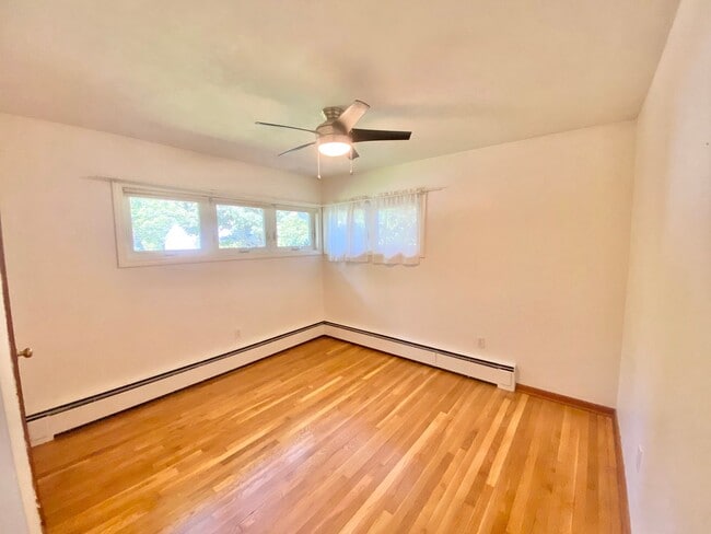 Building Photo - 3 Bedroom House South End Neighborhood Burlington Available in September !