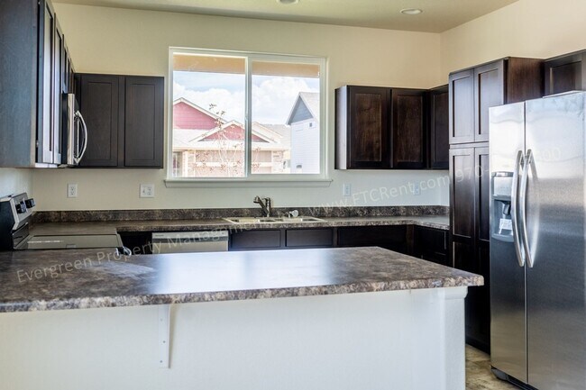 Building Photo - Gorgeous 4-Bed, 2.5 Bath Home in Windsor!