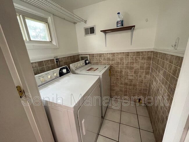 Building Photo - 2527 Hartline Dr