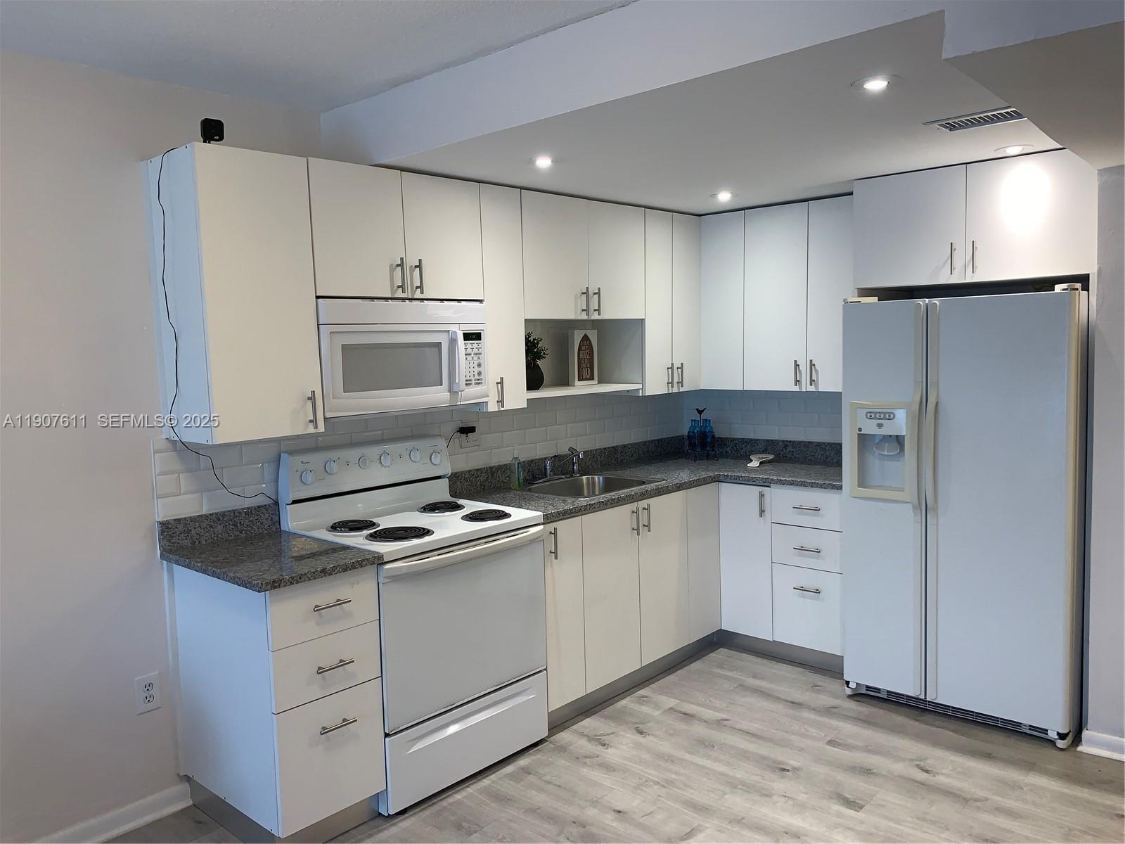 Building Photo - 677 SW 9th Ave