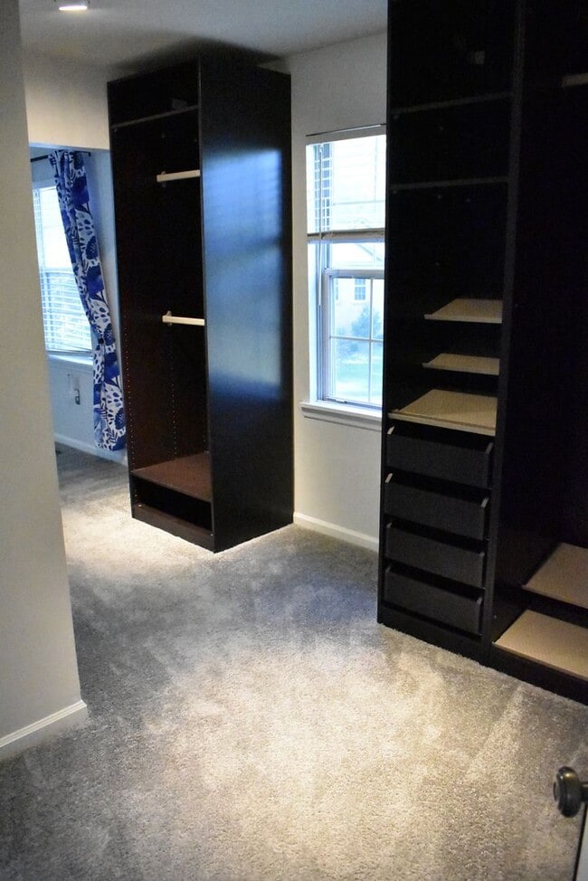 Building Photo - Welcome To Lake Ridge's Finest...