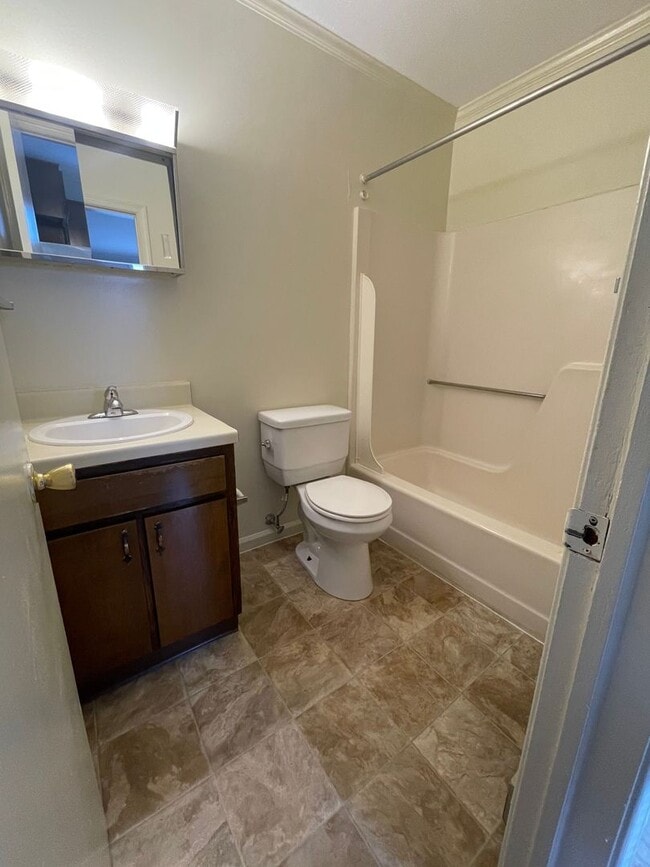 Building Photo - One Bedroom Apartment