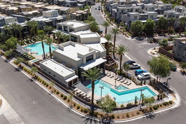 Building Photo - Luxury Summerlin townhome in resort style gated community