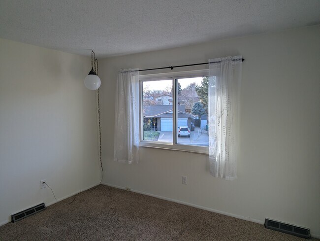 Building Photo - 582 S Everett Ct