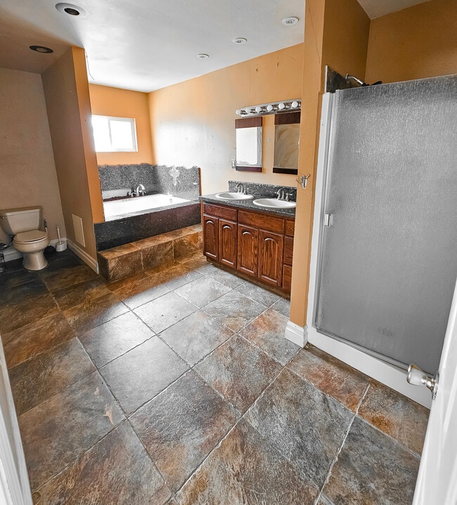 Building Photo - 2404 Foxglove Dr