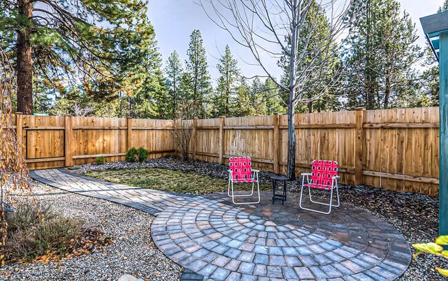 Building Photo - Fantastic 2 Bed/2 Bath with Fully Fenced B...