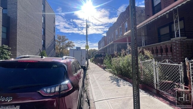 Building Photo - MILLER AVENUE