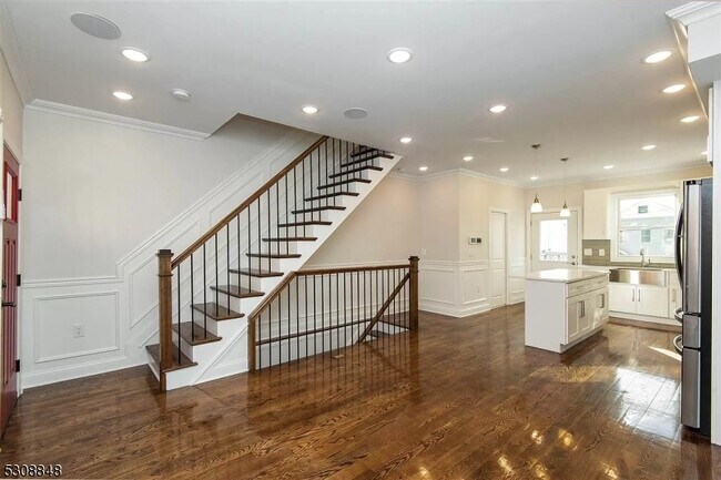 Building Photo - 5 W 19th St