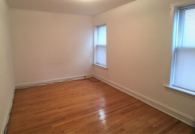 Building Photo - 1060 W Cornelia Ave