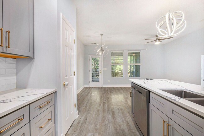 Building Photo - Beautifully Updated 3BR/3BA Coastal Townhome in Prime Location!