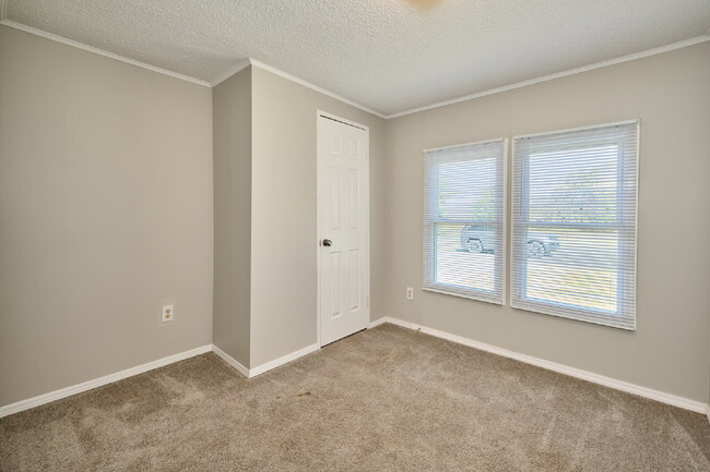 Building Photo - For Rent: 4+BR, 3BA