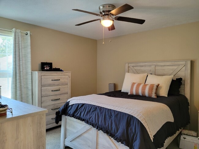 Building Photo - Spacious 2 bedroom, 2 full bath unit