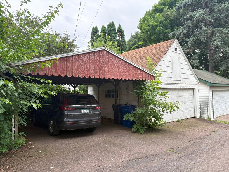 Carport and Garage - 1347 W Highland Pkwy