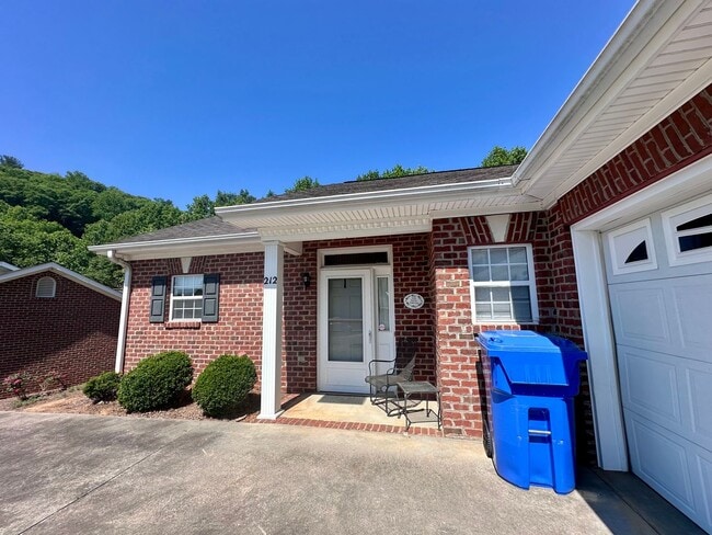 Building Photo - MOVE-IN READY!  SENIOR COMMUNITY 55+