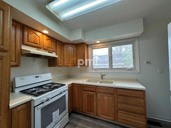 Building Photo - 810 Poplar St