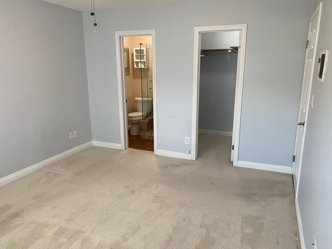 Building Photo - 2/2 Condo with Laundry and 2-Car Parking