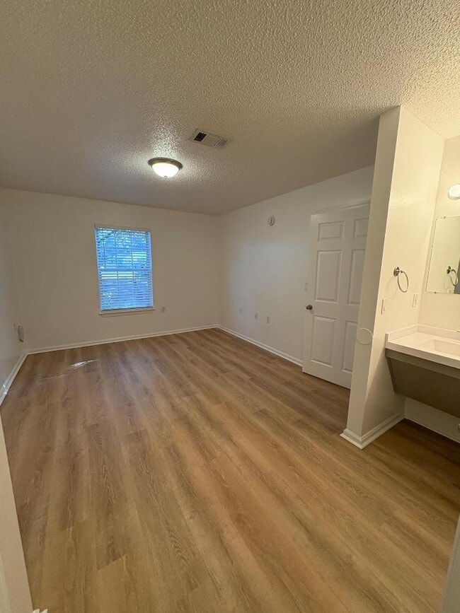 Building Photo - 100 Kazmira Ct