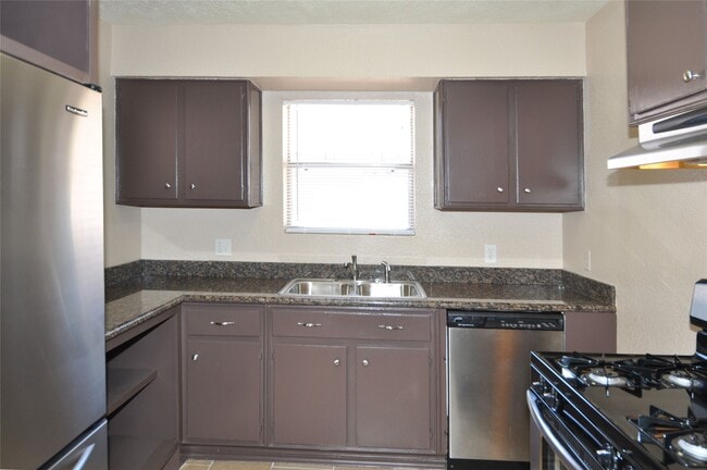 Building Photo - 4710 Pine St