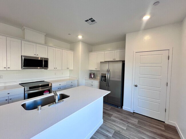 Building Photo - $2,950 Ashlan & Highland - Clovis 4 Bedroo...