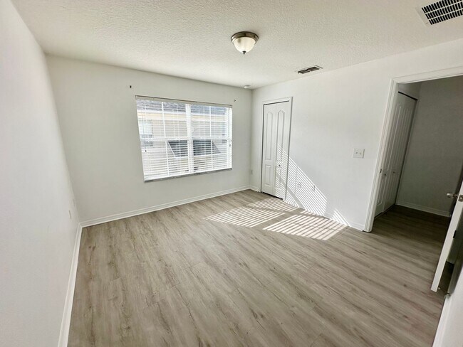 Building Photo - Beautiful and updated 3 bedroom 2.5 bathro...