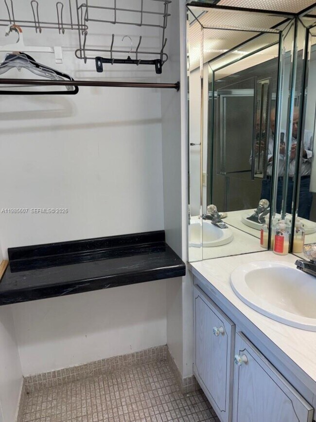 Building Photo - 3675 N Country Club Dr