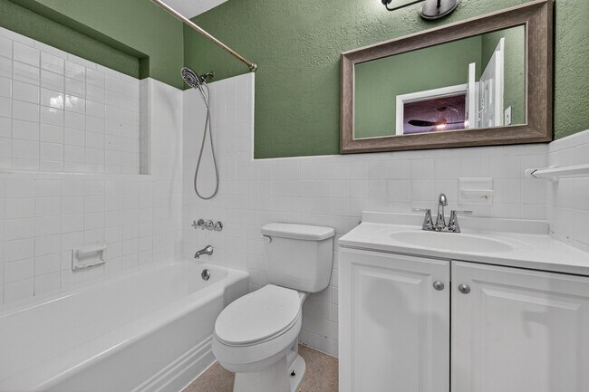 Building Photo - 2680 NE 24th St